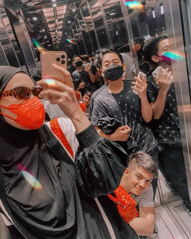 seleb dan anak angkat jarang tersorot © instagram