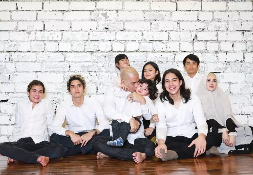 Mulan Jameela dengan anak-anak Maia © Instagram