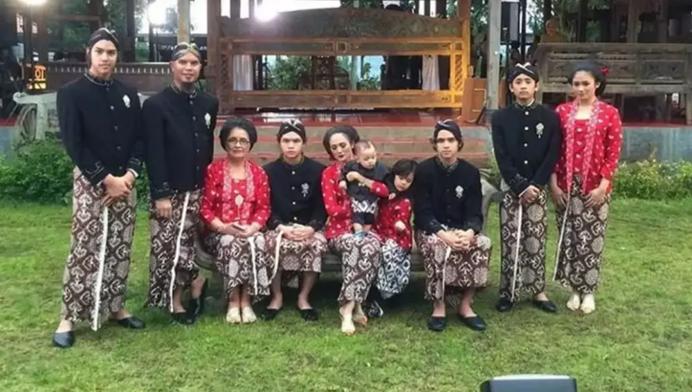 Mulan Jameela dengan anak-anak Maia © Instagram