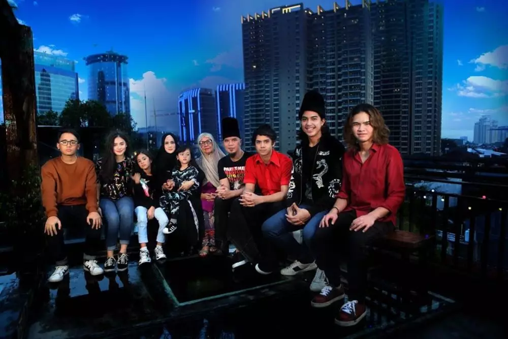 Mulan Jameela dengan anak-anak Maia © Instagram