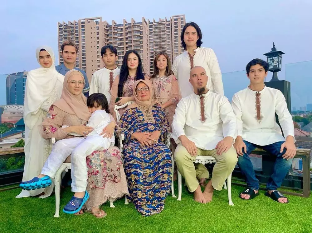 Mulan Jameela dengan anak-anak Maia © Instagram