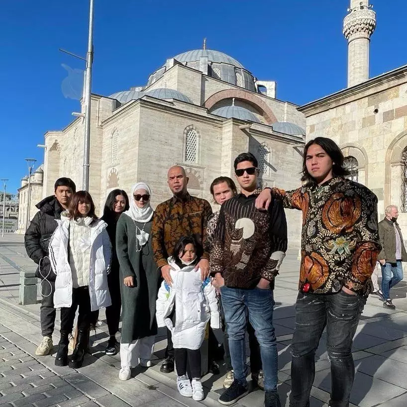 Mulan Jameela dengan anak-anak Maia © Instagram