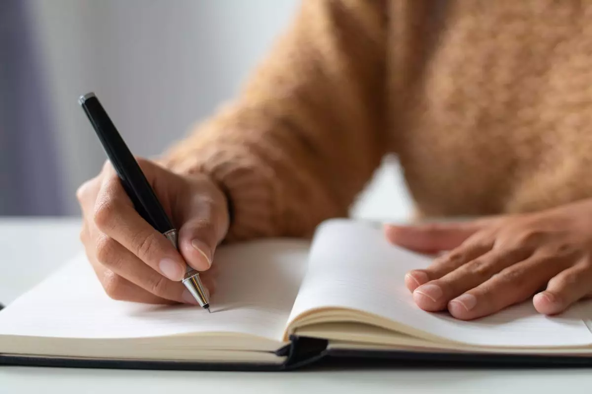 Majas adalah gaya bahasa dalam sastra, pahami fungsi, jenis, dan contoh dalam kehidupan sehari-hari