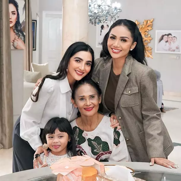 Sama-sama penyanyi wanita bersuara merdu, ini 11 beda gaya Ashanty dan Krisdayanti saat remaja