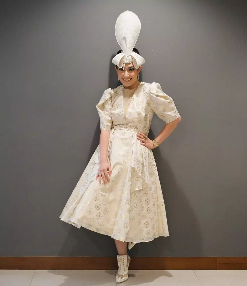 potret ayu dewi tampil pede pakai busana nyentrik © berbagai sumber