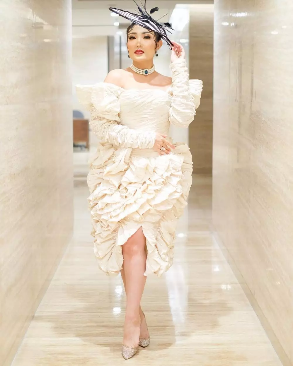 potret ayu dewi tampil pede pakai busana nyentrik © berbagai sumber