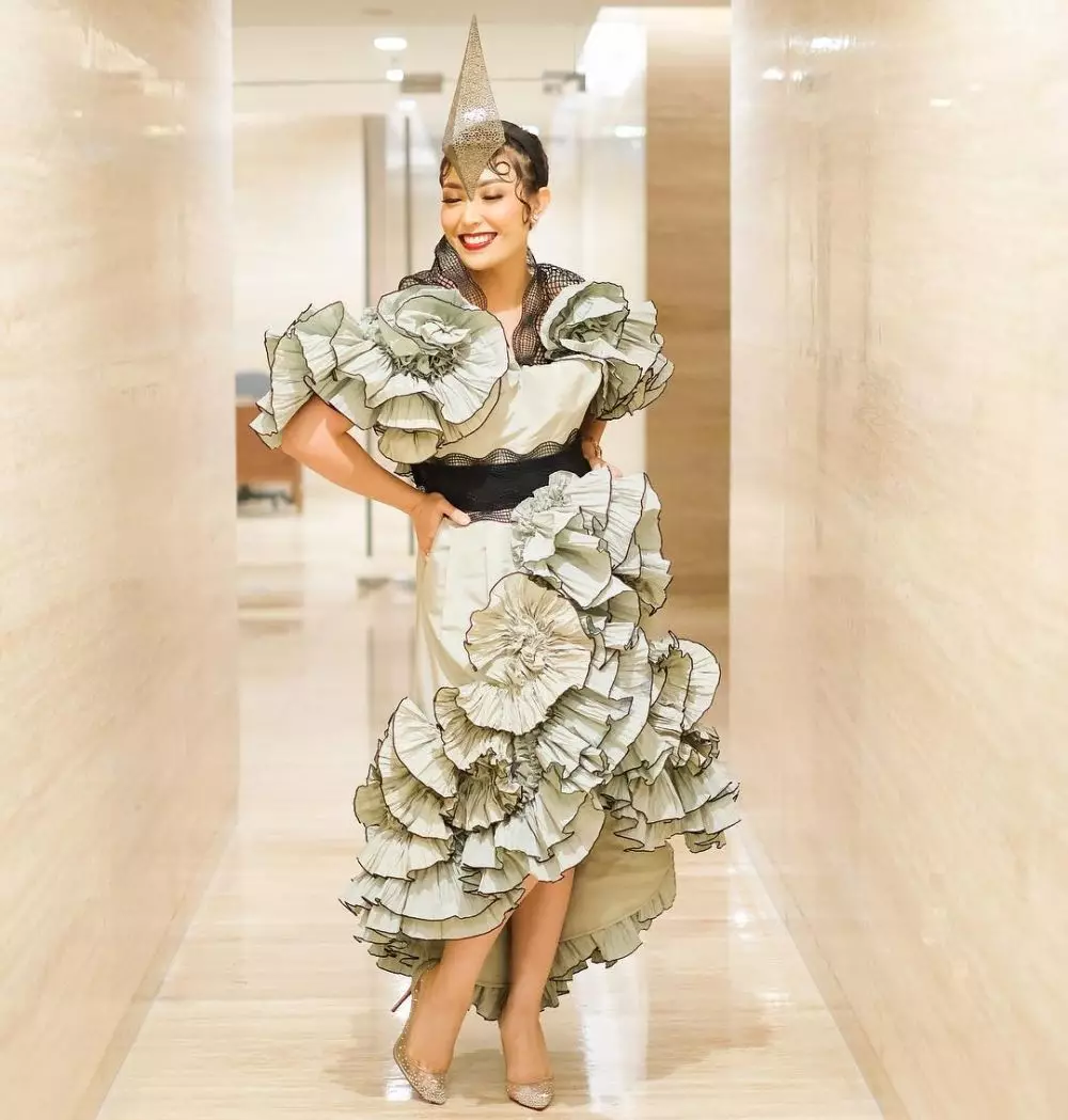 potret ayu dewi tampil pede pakai busana nyentrik © berbagai sumber