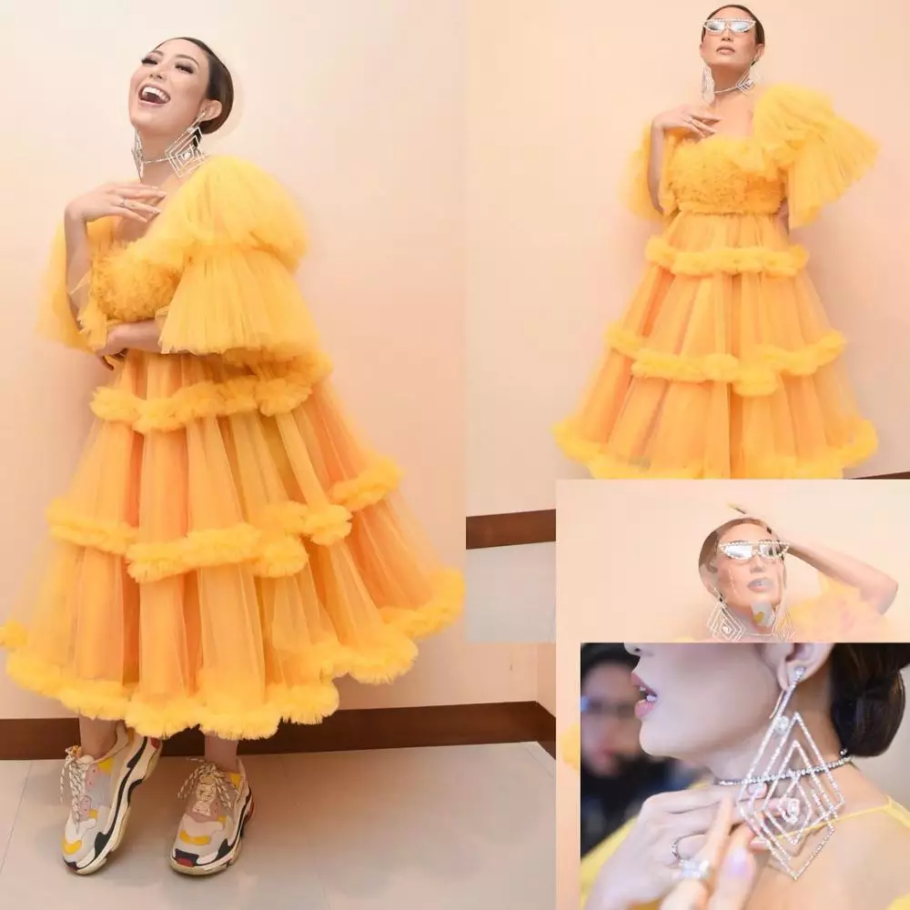 potret ayu dewi tampil pede pakai busana nyentrik © berbagai sumber