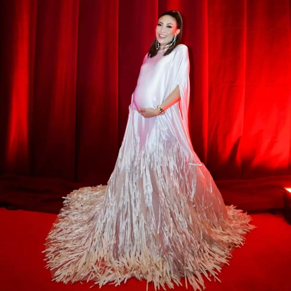 potret ayu dewi tampil pede pakai busana nyentrik © berbagai sumber