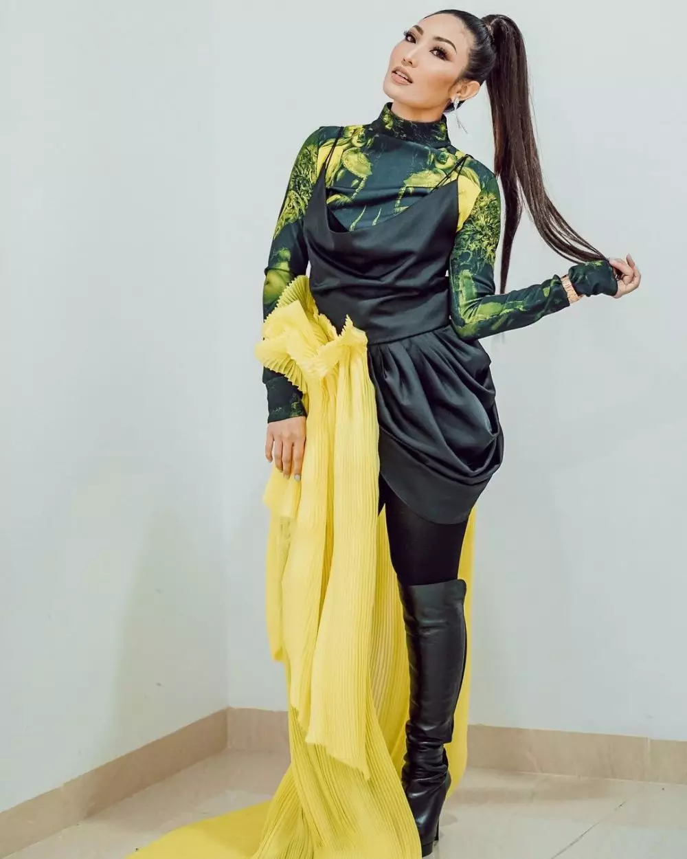 potret ayu dewi tampil pede pakai busana nyentrik © berbagai sumber