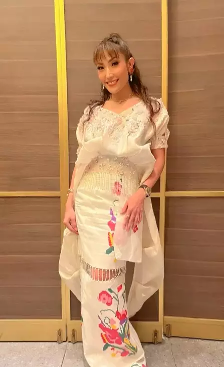 potret ayu dewi tampil pede pakai busana nyentrik © berbagai sumber