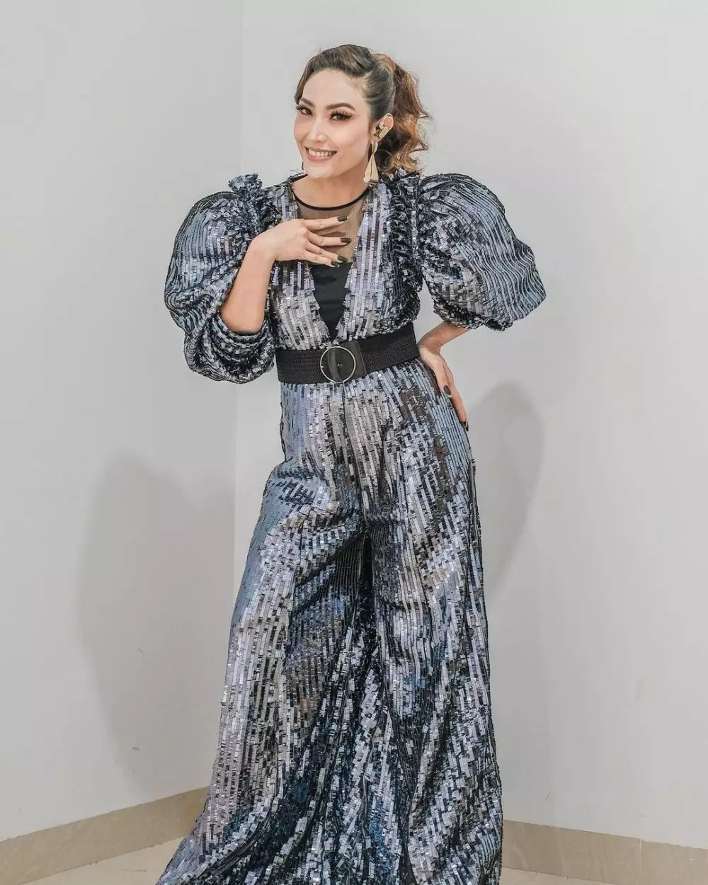 potret ayu dewi tampil pede pakai busana nyentrik © berbagai sumber