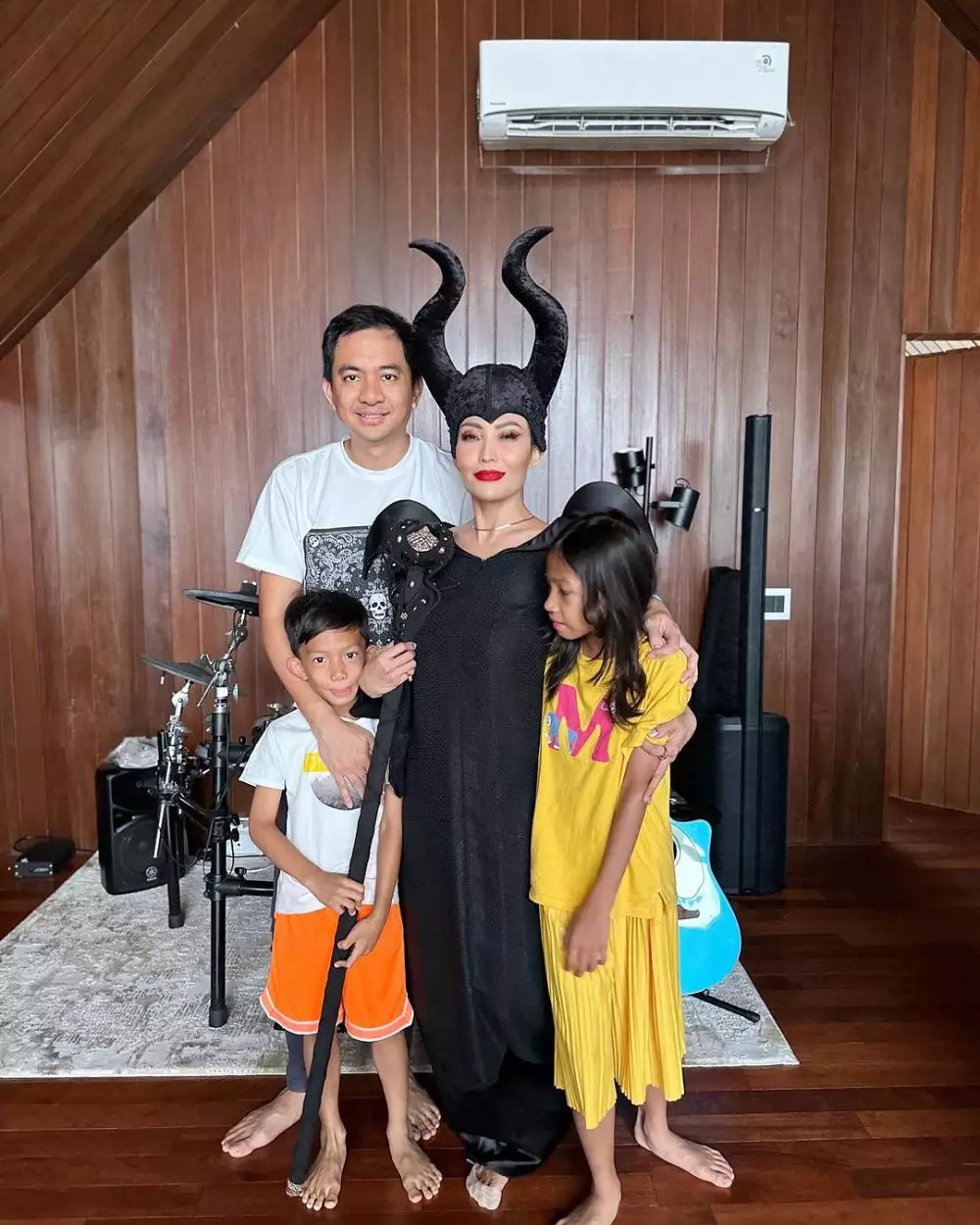 potret ayu dewi tampil pede pakai busana nyentrik © berbagai sumber