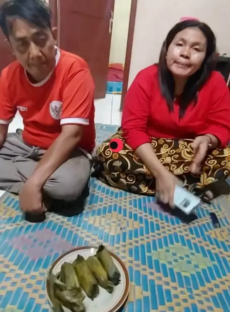 Kakek Tarman yang nikahi gadis 24 tahun ngaku cek mahar Rp3 Miliar asli,  akan segera dicairkan istri © 2025 brilio.net