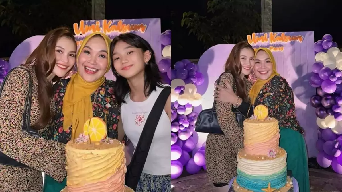Ayu Ting Ting rayakan ultah ibu ke-53 pakai kue isi lembaran uang Rp50 ribu, ternyata hasil patungan