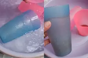 Tak cukup sabun cuci piring untuk bersihkan gelas plastik kusam, tambahkan 1 bahan ini biar kinclong