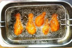 Bukan tepung atau jahe, ini cara cegah minyak meletup saat dipakai menggoreng makanan