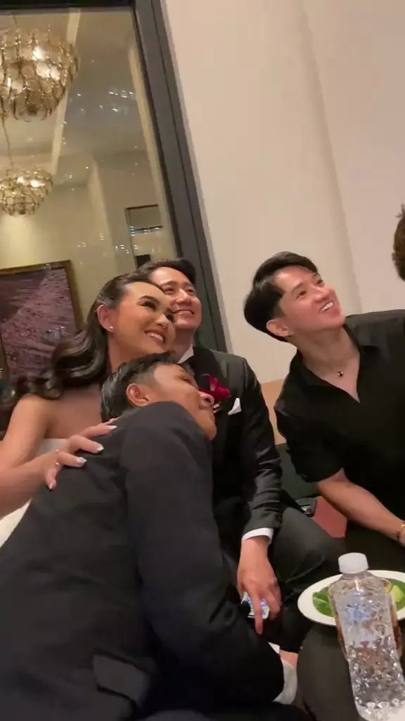 Fajar Sadboy hadir di nikahan Amanda Manopo © 2025 Instagram Fajar Sadboy hadir di nikahan Amanda Manopo © 2025 Instagram