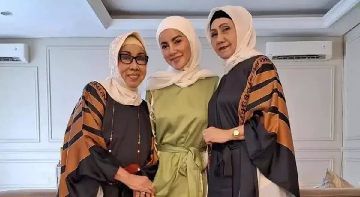 Tak kuasa menahan kesedihan, Olla Ramlan sempat pingsan saat tiba di rumah ibunda tercinta