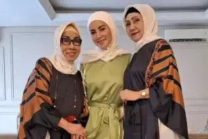 Tak kuasa menahan kesedihan, Olla Ramlan sempat pingsan saat tiba di rumah ibunda tercinta