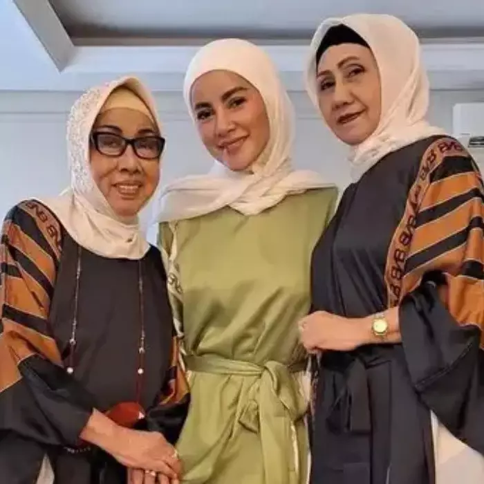 Tak kuasa menahan kesedihan, Olla Ramlan sempat pingsan saat tiba di rumah ibunda tercinta