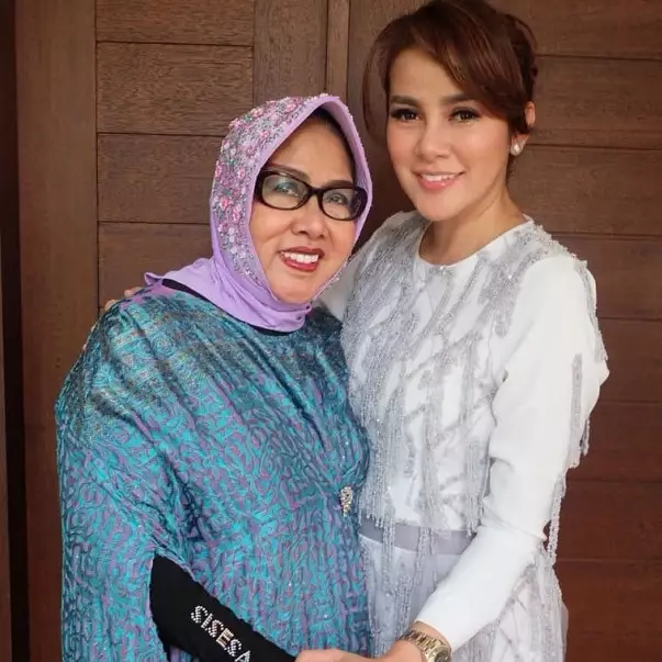 Olla Ramlan berduka, ini 9 potret kenangan manisnya bersama sang ibu kandung Tis'ah Djahri