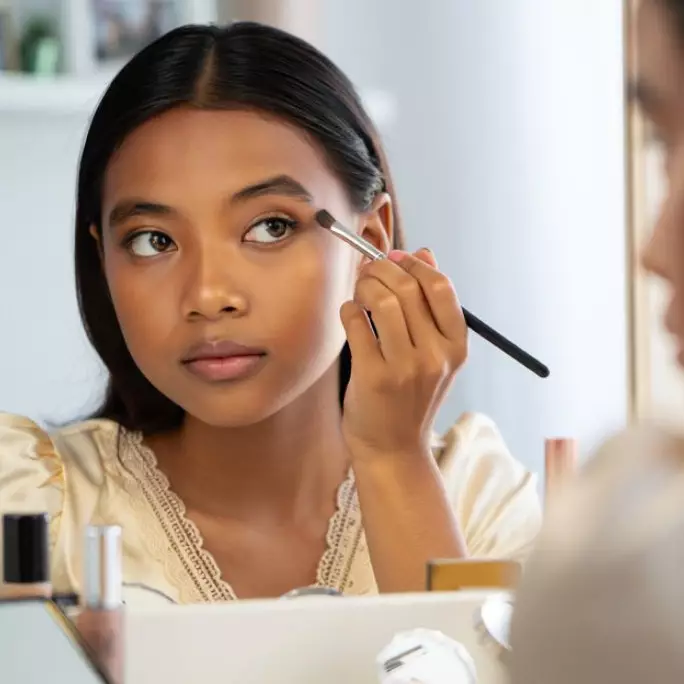 8 Rekomendasi eyeshadow palette harga terjangkau, hasil makeup elegant dan natural