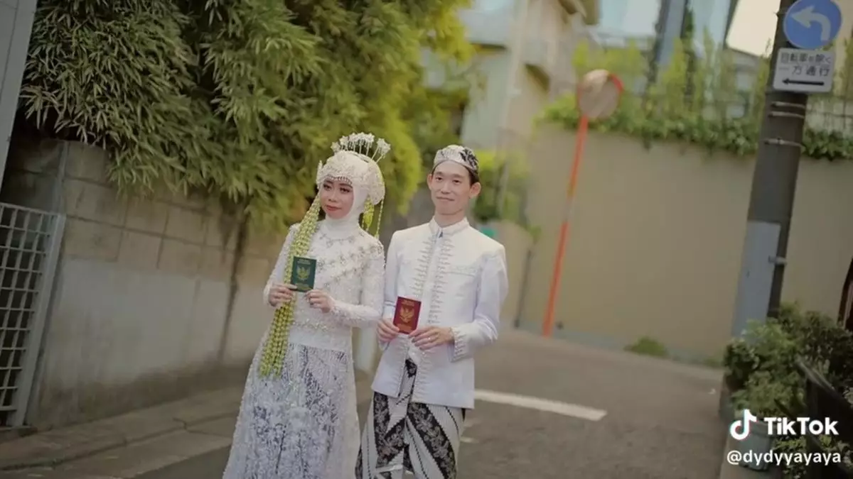 Tak ada tamu juga bridesmaid, pernikahan pengantin adat Sunda ini viral, usai ijab pulang jalan kaki