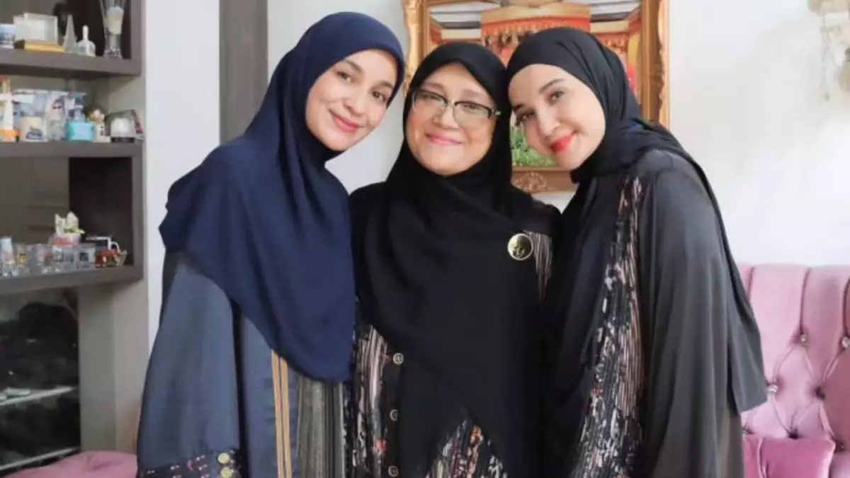 11 Potret transformasi Fenny Bauty yang awet muda di usia 59, definisi nenek cantik dan penyayang