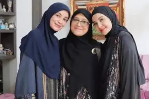 11 Potret transformasi Fenny Bauty yang awet muda di usia 59, definisi nenek cantik dan penyayang