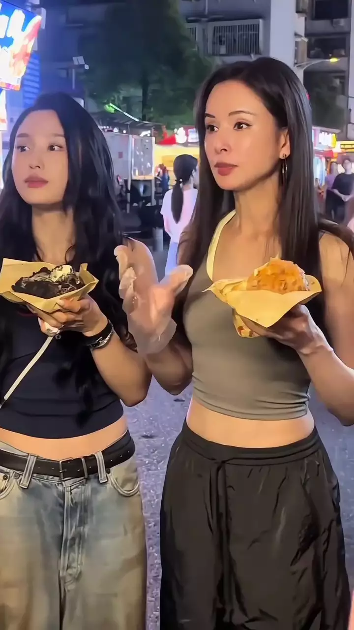 Bibi Lung jajan di kaki lima tampak awet muda © 2025 Instagram Bibi Lung jajan di kaki lima tampak awet muda © 2025 Instagram