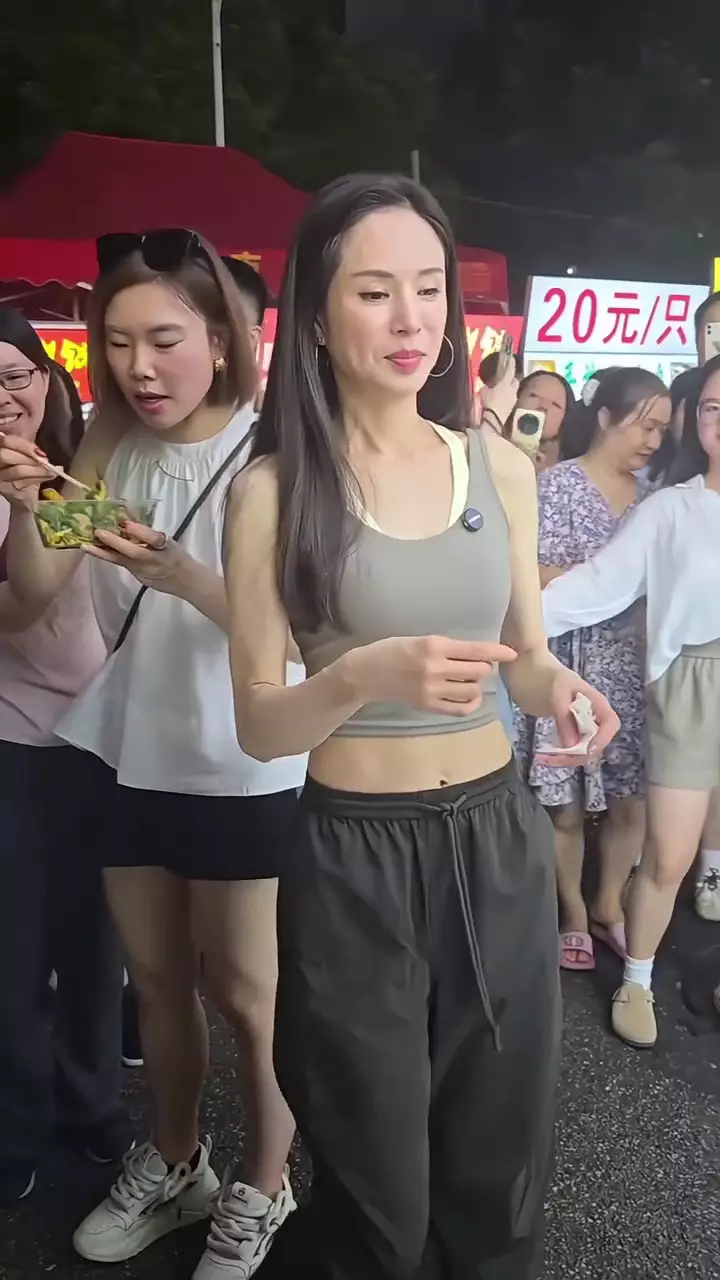 Bibi Lung jajan di kaki lima tampak awet muda © 2025 Instagram Bibi Lung jajan di kaki lima tampak awet muda © 2025 Instagram