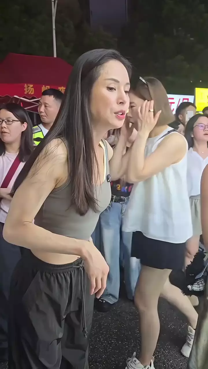 Bibi Lung jajan di kaki lima tampak awet muda © 2025 Instagram Bibi Lung jajan di kaki lima tampak awet muda © 2025 Instagram