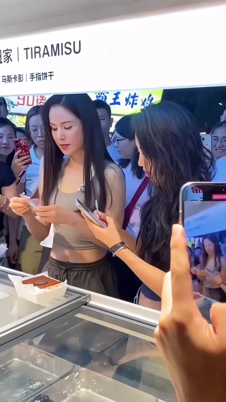 Bibi Lung jajan di kaki lima tampak awet muda © 2025 Instagram Bibi Lung jajan di kaki lima tampak awet muda © 2025 Instagram
