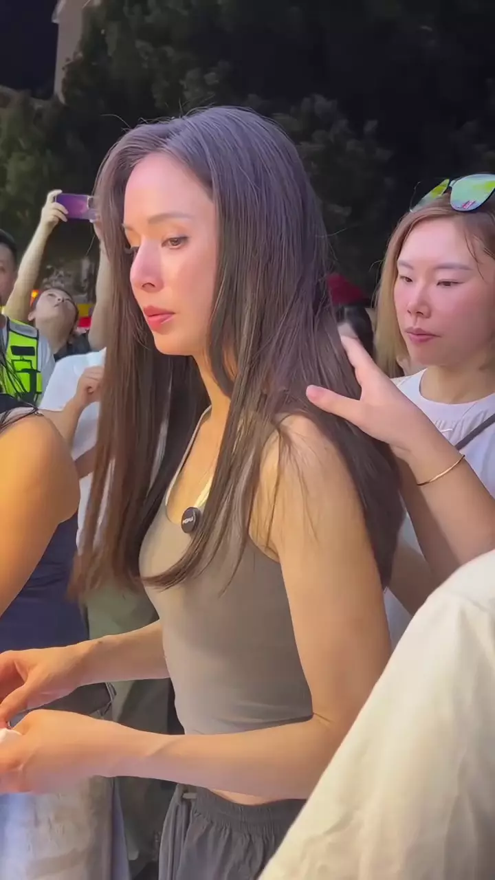 Bibi Lung jajan di kaki lima tampak awet muda © 2025 Instagram Bibi Lung jajan di kaki lima tampak awet muda © 2025 Instagram
