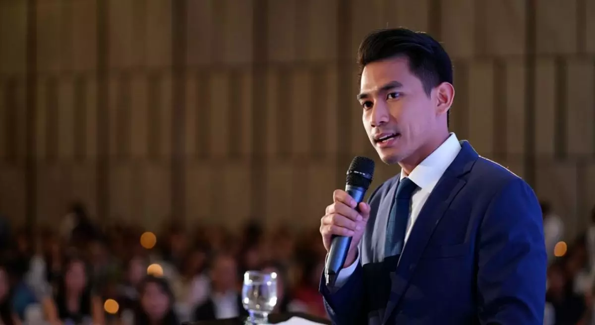 20 Contoh teks MC bahasa Inggris formal dan artinya, serta tips membawakannya dengan elegan