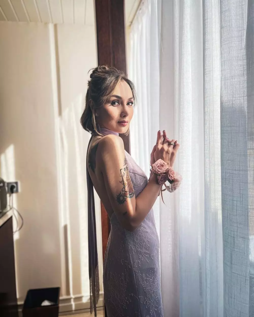 pesona sara wijayanto di nikahan adinia wirasti © berbagai sumber