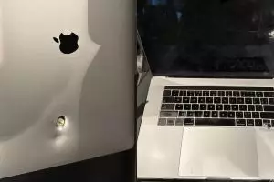Momen Macbook Pro selamatkan pria China ini dari perampokan, baru sadar ketika buka laptop