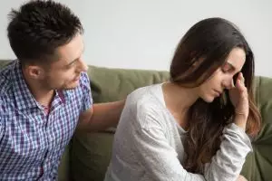 Apa itu clingy? Kenali artinya, ciri-ciri, penyebab, dan solusinya menurut psikologi