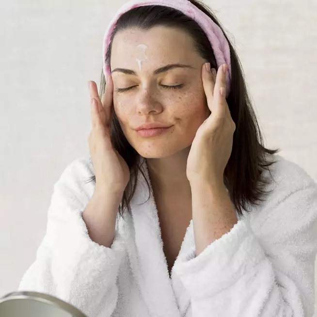 Wajah kenyal seperti masih muda, ini trik membuat serum antiaging dengan 1 jenis tanaman herbal