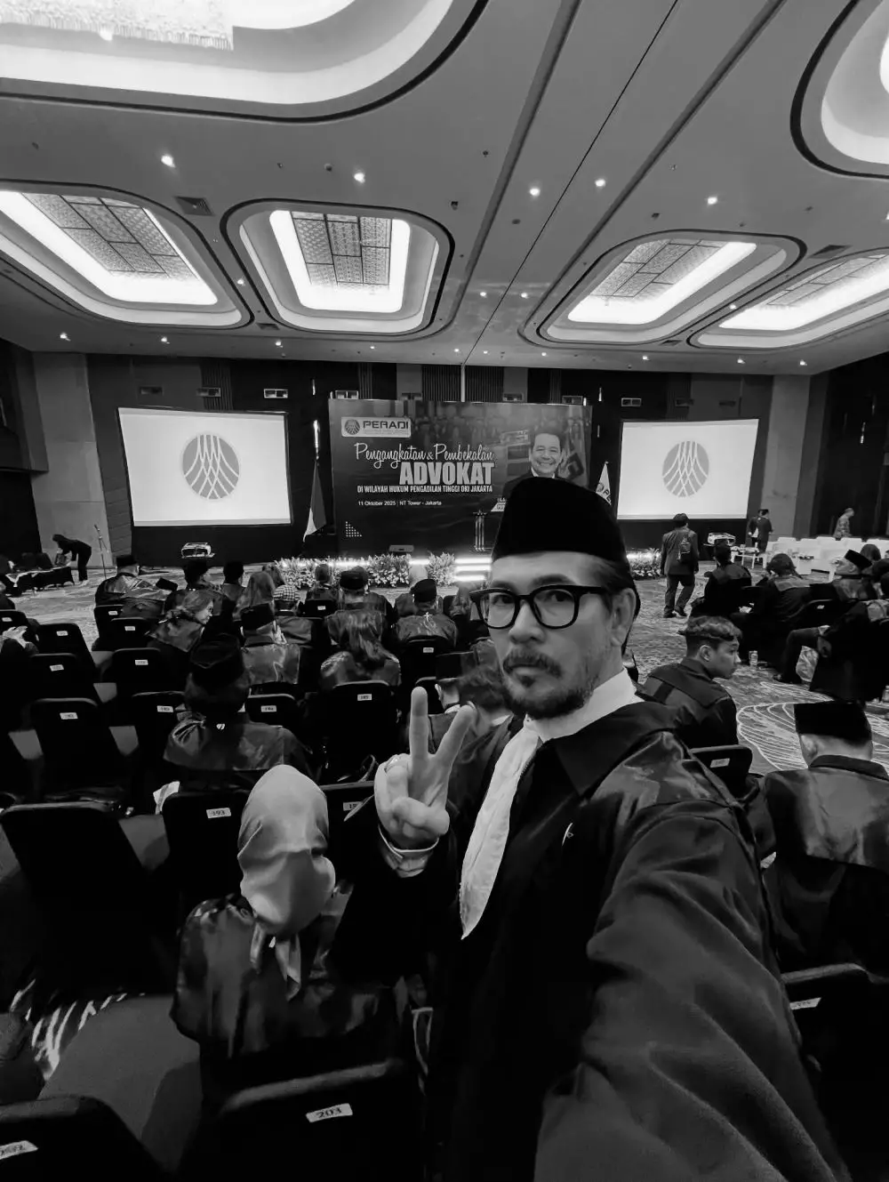 Ferry Salim kini diangkat jadi advokat © Instagram Ferry Salim kini diangkat jadi advokat © Instagram