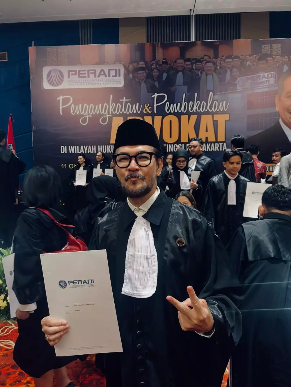 Ferry Salim kini diangkat jadi advokat © Instagram Ferry Salim kini diangkat jadi advokat © Instagram
