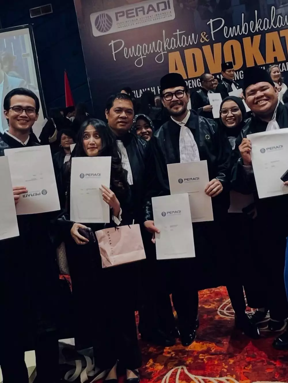 Ferry Salim kini diangkat jadi advokat © Instagram Ferry Salim kini diangkat jadi advokat © Instagram