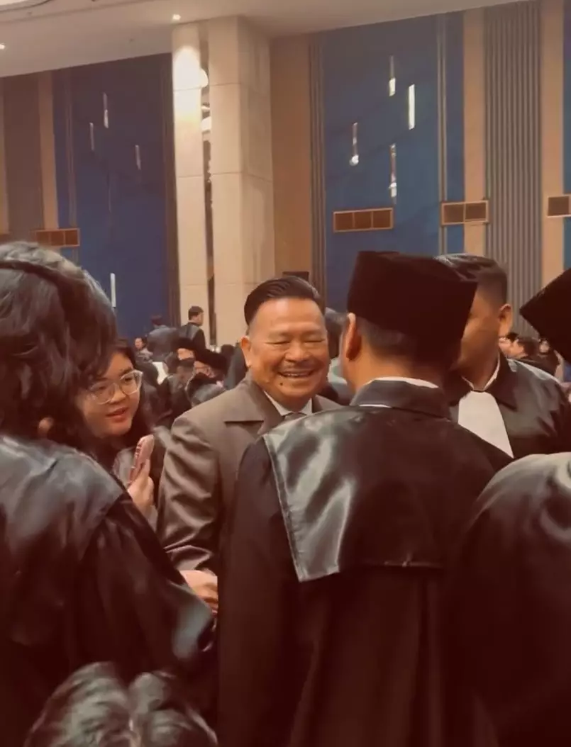 Ferry Salim kini diangkat jadi advokat © Instagram Ferry Salim kini diangkat jadi advokat © Instagram