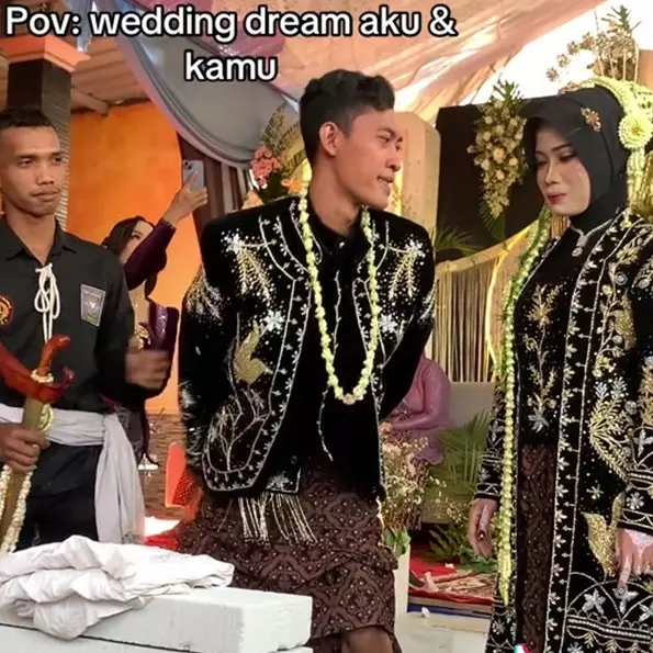 Viral aksi mempelai pria unjuk kekuatan di acara pernikahan, ekspresi pengantin wanita tersipu malu
