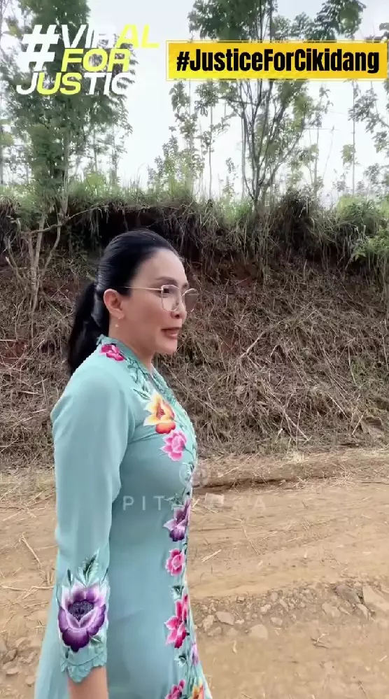 Rieke Diah Pitaloka cek jalan rusak © Instagram Rieke Diah Pitaloka cek jalan rusak © Instagram