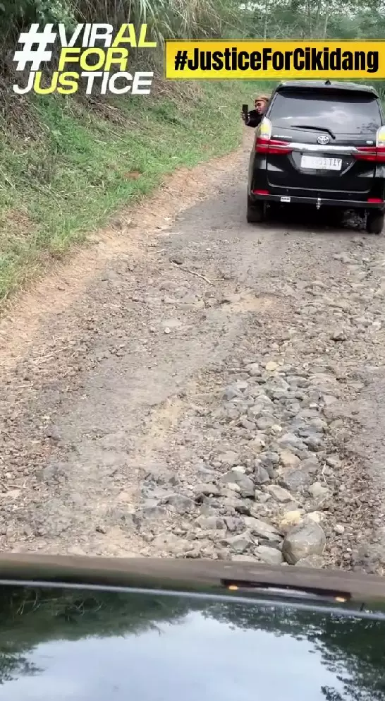 Rieke Diah Pitaloka cek jalan rusak © Instagram Rieke Diah Pitaloka cek jalan rusak © Instagram