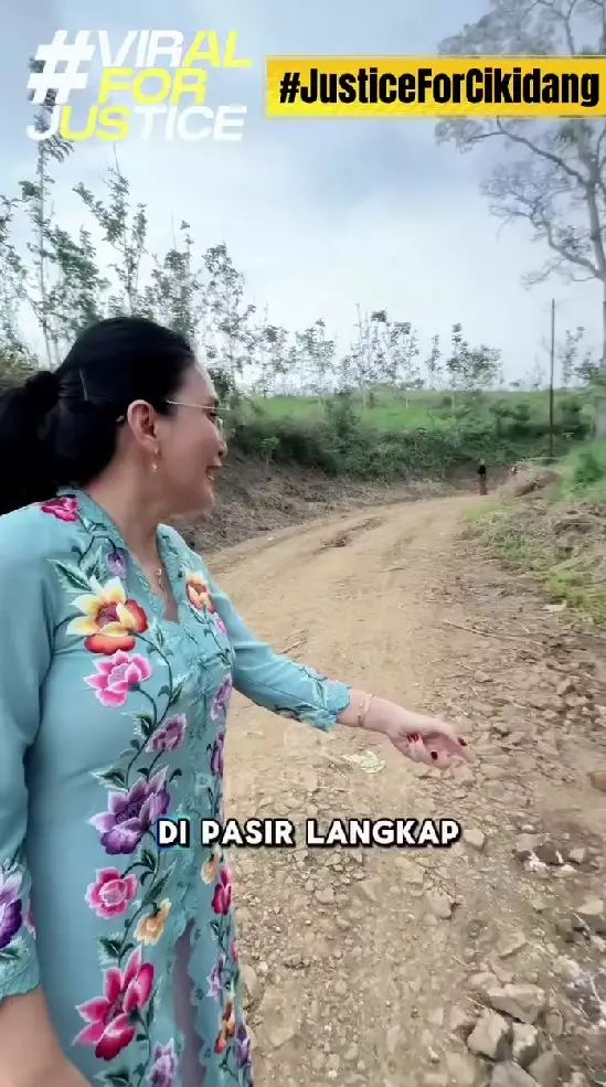 Rieke Diah Pitaloka cek jalan rusak © Instagram Rieke Diah Pitaloka cek jalan rusak © Instagram