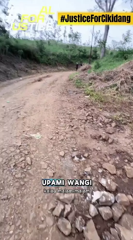 Rieke Diah Pitaloka cek jalan rusak © Instagram Rieke Diah Pitaloka cek jalan rusak © Instagram