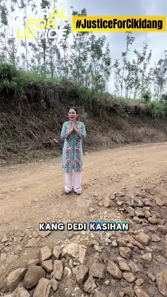 Rieke Diah Pitaloka cek jalan rusak © Instagram Rieke Diah Pitaloka cek jalan rusak © Instagram